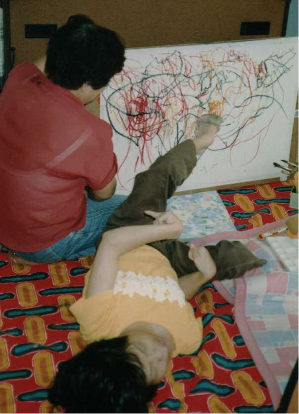 写真:山田真己さんの作画の様子